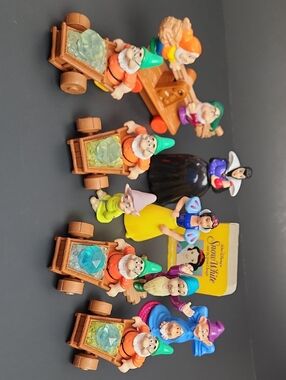 DISNEY Snow White 10 Figurine Set + Book VTG 1999